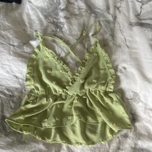 Grönt linne - Nu är det dags att rensa garderoben pga flytt! Här har vi ett grönt linne ifrån shein! Justerbara band som korsar varandra på ryggen! 🌸