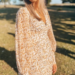 Blommig klänning - Sommarens enda klänning!!!  Klänning från Dm Maglic. Använd endast en gång!  Nypris 1000kr