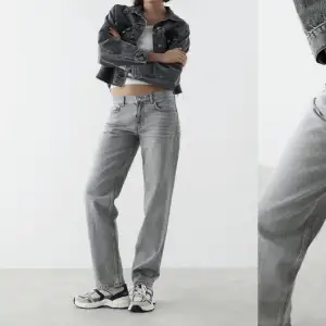 Hejhejjj! Säljer dessa super fina gråa jeansen ifrån Gina Tricot! Dessa är i storlek 32/34 men passar mig som är en 34 (se bild 2 o 3) Säljer då de ej kommer till användning men superbra skick!💓