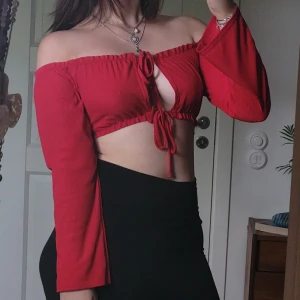 Offshoulder topp - Jättefin offsholdertopp från boohoo, använd men i bra skick. I andra bilden har jag på den bakochfram, då jag tycker det är snyggt det med, baksidan har alltså ingen knytning. 😊