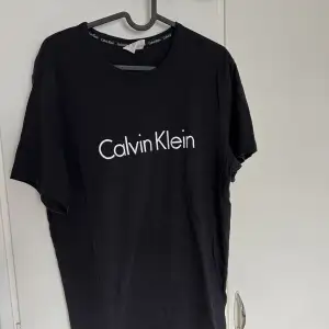 T-shirt från CK. Svart i storlek M