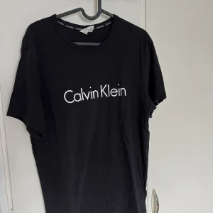 Calvin Klein - T-shirt från CK. Svart i storlek M