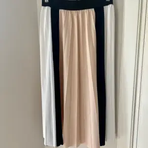 Superfin veckad kjol från Gina Tricot, den förtjänar verkligen att användas mer!  🍓 Storlek: S 🍓 Material: Jag har tyvärr klippt bort lappen men jag skulle gissa på att det är polyester och elastan. 🍓 Skick: Sparsamt använd, inget att anmärka