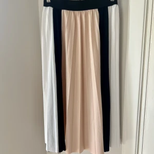 Veckad kjol - Superfin veckad kjol från Gina Tricot, den förtjänar verkligen att användas mer!  🍓 Storlek: S 🍓 Material: Jag har tyvärr klippt bort lappen men jag skulle gissa på att det är polyester och elastan. 🍓 Skick: Sparsamt använd, inget att anmärka