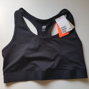 Sport BH - Sport BH från H&M med prislappen kvar. Medium support enligt prislapp! Ingen padding.