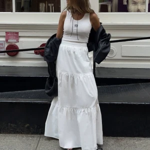 Maxikjol - Säljer min superfina trendiga Maxikjol från Nakd💖 Den är slutsåld på hemsidan💞 Endast testad och prislapparna är kvar!💗