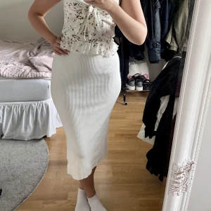 Kjol med slits  - Kjol från Gina tricot i storlek S. Fint skick 