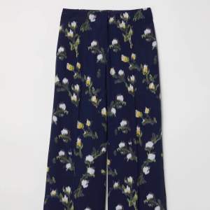H&M wide leg trousers Used a few times ✨ 100% viscose 🍃  Art nr 0655861001