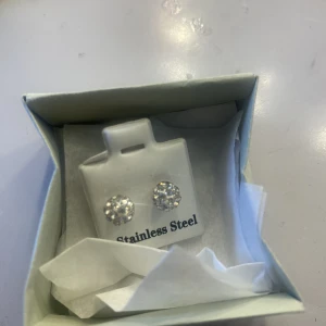 Örhängen - Jätte fina örhängen aldrig använda! Fick av min mormor så vet ej pris! Priset kan diskuteras💕 (skriver du först kan ja sånka pris med 15kr)