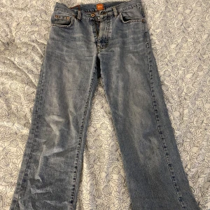 Hugo boss jeans - Säljer mina absolut favorit jeans då jag rensat min garderob och ska köpa nya jeans. Dom är lågmidjade och sitter verkligen perfekt på mig som har 36 i jeans. Bara skriv privat till mig för fler bilder på dom🤍