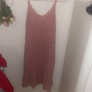 Spetsklänning - Spetsklänning i smutsrosa från Nelly outlate 