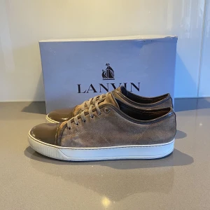 Lanvin Skor - Tjena, säljer nu mina brun/beigea lanvin skor i bra skick!  Skick: 8/10 Storlek: 43-44 Färg: beige/brun För mer frågor och bilder skicka ett meddelande!