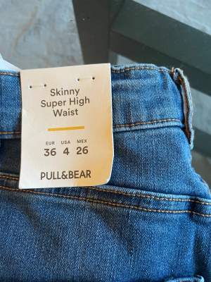 Jeans från pull and best. Aldrig använda . Lappen sitter kvar .