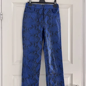 Läderbyxor - Utstickande läderbyxor från Nakd. Knappt använda och därav i väldigt bra skick! 