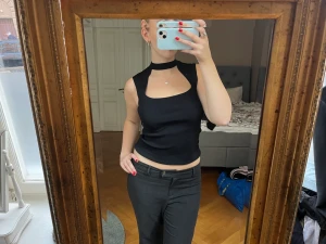 Svart fest topp - Säljer denna super snygga svarta fest toppen i storlek 36/38.😁