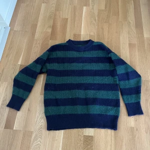 Grön blå randig stickad tröja - Jätteskön stickad Tate tröja💕 köpt för ett tag sen och har inte kommit till så mycket andvändning😊 