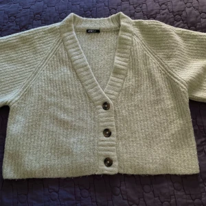 Kofta Gina Tricot - Ljusgrön stickat kofta från Gina, den är i storlek L eftersom jag ville ha den lite oversized över mina toppar och t-shirts . Säljer för att den kommer tyvärr inte till användning längre