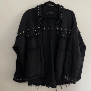 Jacka/skjorta från zara  - En skjorta från zara som jag gått upp i i storlek för att ha mer oversized som jacka. Skulle säga att den är mindre i storleken, som en M och inte XL som det står på lappen. Använd ett fåtal gånger, jättesnygg nu till hösten om man gillar nitar!