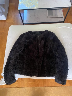 Fusk päls jacka  - Svart fusk päls Jack från Vera Moda använd några gånger, okej sick 