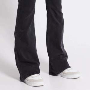 Low bootcut jeans från lager 157, i nyskick och stl xs full length🫶Säljer även i den ljusblå modellen❤️