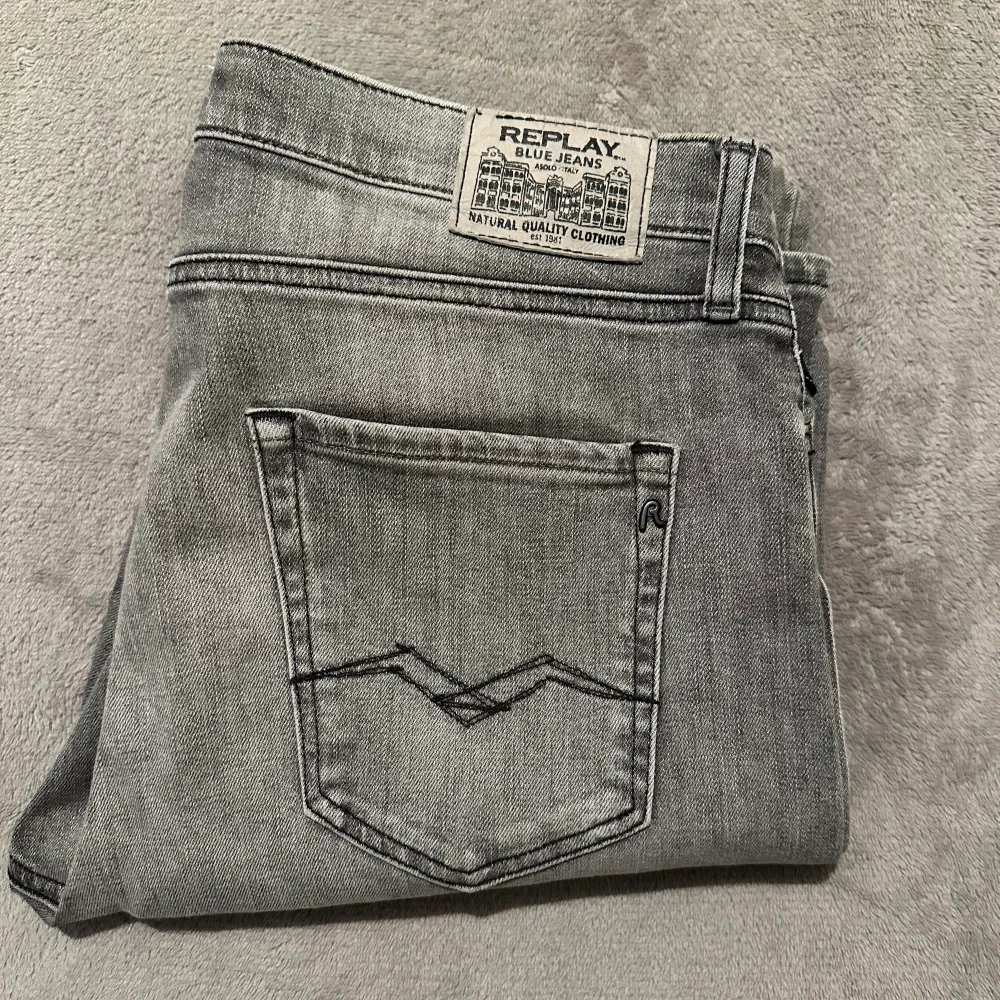 Snygga Replay jeans i en ljus grå färg. Jeansen är knappt använda och i ett jätte bra skick. Pris kan diskuteras. Skriv vid fler bilder.. Jeans & Byxor.