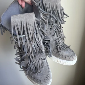 Skor - Gråaaktiga fransskor med liten klack köpta här på plick men passade tyvärr inte.