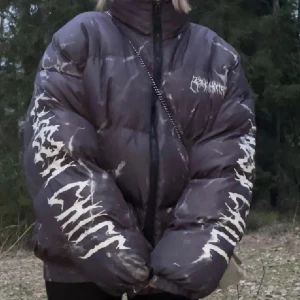 Jacka  - Oversized varm jacka med coola motiv. Har ett hål i fickan. Billigare vid snabb affär.