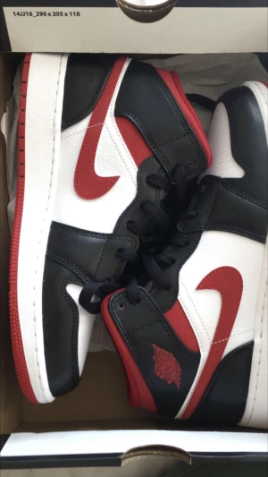 Jordans - Säljer mina jordans som är använda fåtal gånger säljer pågrund av att den inte kommer till användning. Nypris 1800 säljer de för 850 då de e verkligen fortfarande jätte fina o som nya. De är i storlek 40 men passar mog perfekt som har strl 37,5