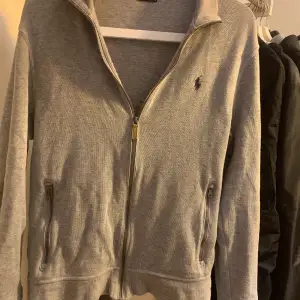 Säljer min gråa Ralph lauren hel zip 7,5/10 skick 