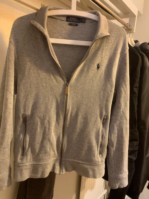 Ralph lauren hel zip - Säljer min gråa Ralph lauren hel zip 7,5/10 skick 