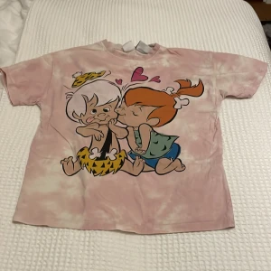 T-shirt  - Så himla söt T-shirt den är nästan aldrig använd den är ganska syror i storleken!💕