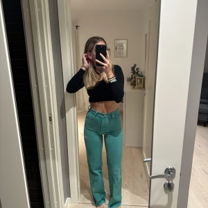 Gröna jeans  - Säljer mina älskade gröna jeans som tyvärr inte passsr längre…  Jag är 170cm lång De är från zara. 