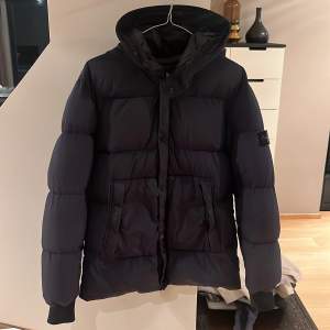 Stone Island junior vinterjacka i storlek 14/164. Jackan är stor storlek och passar även folk som har storlek small. Skicket är 6/10 2 defekter finns på jackan, den ena ser du i bild 3 och den andra är att en lapp på insidan är lös. Skickas på posten