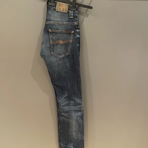 Nudie Jeans - Säljer ett par sjukt snygga Nudie jeans, då dem är för små för mig. Sjukt stilrena och otroligt snygg modell. Skicket är 8,5/10. Storleken är 28/32 men sitter mer som 28/30. Tveka inte på att höra av dig vid eventuella frågor😊