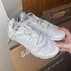 Skor från Nike som är helt oanvända! Ljusgrå i färgen och 38.5 i storleken. Passar 38 🙏🏼