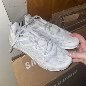 Nike skor  - Skor från Nike som är helt oanvända! Ljusgrå i färgen och 38.5 i storleken. Passar 38 🙏🏼