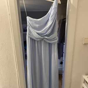Balklänning - En axlad balklänning, oanvänd, vila , 38