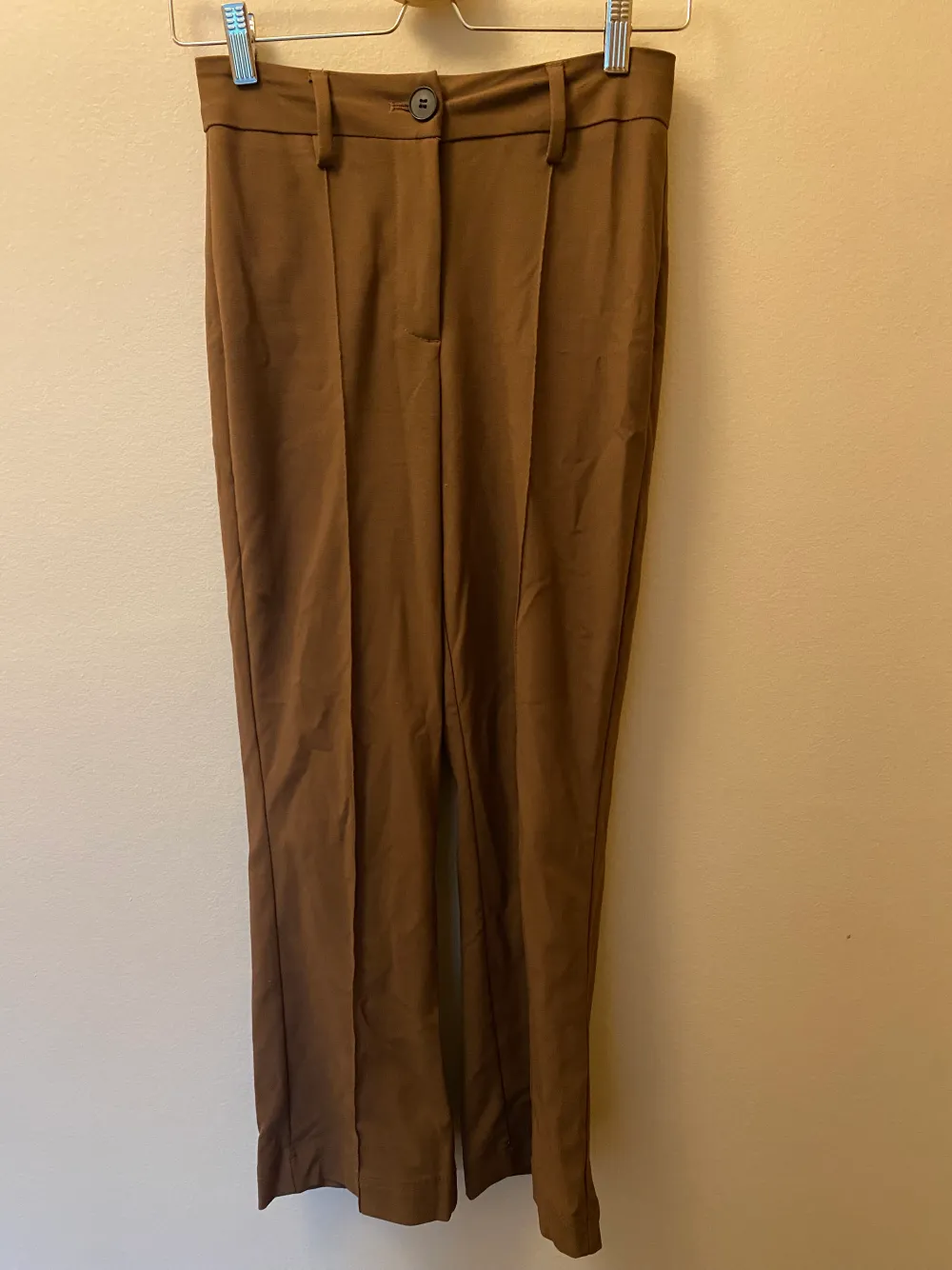 Bruna superfina kostymbyxor i lite kortare modell (ovanför min fotknöl, är 162cm från Bershka. Pressat väck i mitten av benen.  Knappt använda 🧡. Jeans & Byxor.