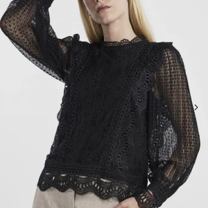 Svart blus - Säljer min svarta blus från YAS som jag inte fått så mycket användning av! Nypris 699kr