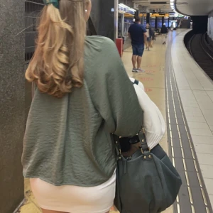 Lindex blus - Jätte söt grön blus från Lindex. Knappt använd och i topp skick. Köparen står för frakten💕💕