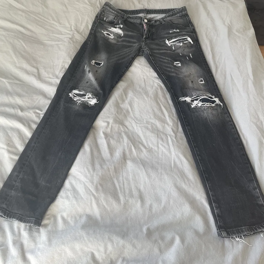 Dsq2 jeans äkta, skriv för fler bilder eller funderingar. Kan även gå ner lite i pris. Jeans & Byxor.