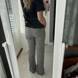 Rutiga byxor  - Sköna byxor i storlek 36 från Bershka:)  Går att mötas upp i Borås, annars går det lika bra att skicka på posten 🥰