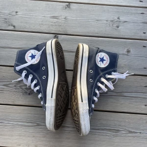 Blå converse storlek 38 - Höga blå converse i storlek 38. Något slitna men enbart användt ett fåtal gånger💙 Nypris: 800kr