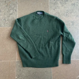 Ralph lauren tröja, stickad - Super clean Ralph Lauren tröja nu till hösten, säljer pga av den var för stör för mig, passar M
