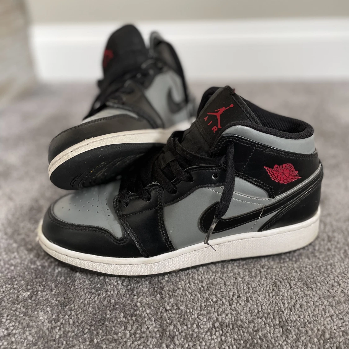 Jordan 1 mid shadow red
