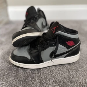 Jordan 1 mid shadow red - Dem här är ansvällda ett par gånger men dem är för små nu storlek 37,5