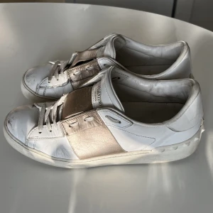 Valentino skor  - Hej! Säljer nu mina fina trendiga valentinoskor i storlek 39. Använder inte så mycket längre därav säljer jag. Boxen och kvittot är tyvärr borttappat men dom är 100% äkta (kom gärna privat för bilder). Vid frågor och funderingar tveka inte på att skriva!❤️