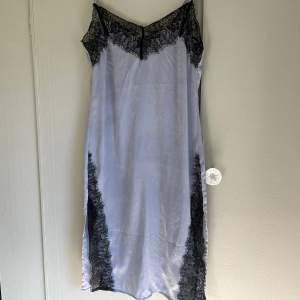 Säljer denna blå klänning med spets detaljer pga att den är för liten för mig! Storlek S❤️Använd gärna köp nu funktionen❤️