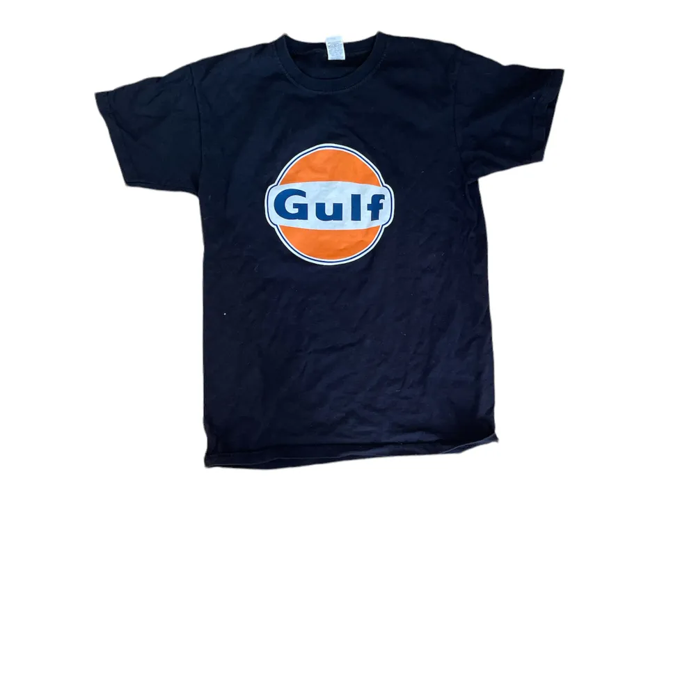 Hej! Seljer nu denna snygga Gulf  T-shirten i srtl S. Skriv för mer information.. T-shirts.