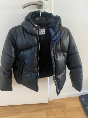 Puffer jacket - Puffer jacket i skinnimitation från bershka